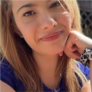 Studentessa universitaria impartisce lezioni di italiano